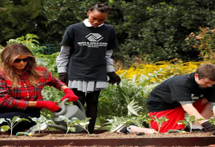 Melania Trump Bersih-bersih di Taman